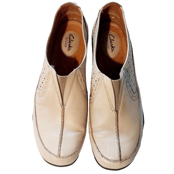 Clarks Artisan Beige Leather Womens Slip-On Shoes Size 9W Perforated Design Comf - Picture 1 of 5